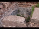 06925 ostia - regio i - insula ix - curia (i,ix,4) - detail nordwestecke - 09-2022.jpg